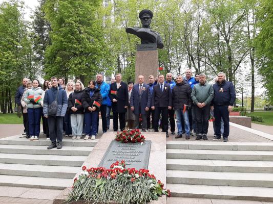 Возложение цветов к бюсту маршала Советского Союза Георгия Жукова!
